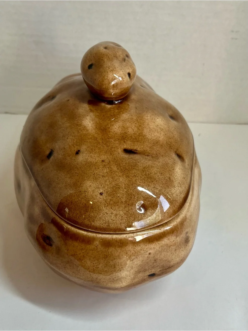 VINTAGE HANDCRAFTED CERAMIC POTATO-THEMED JAR W/LID (MINT CONDITION) (L-20